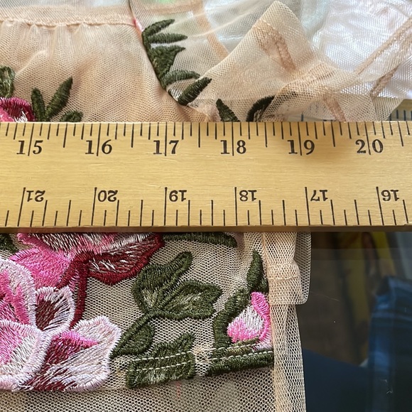 Top Embroidery Floral Size Medium With Camisole - Picture 6 of 9